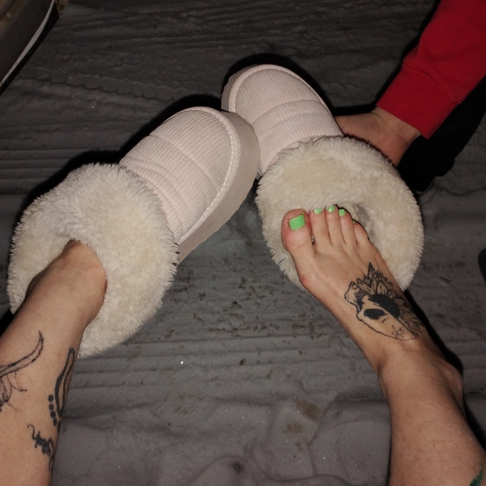 jf j.ferrar Cream Fur Women's Slippers